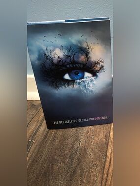 Shatter Me by Tahereh Maf (hardcover)